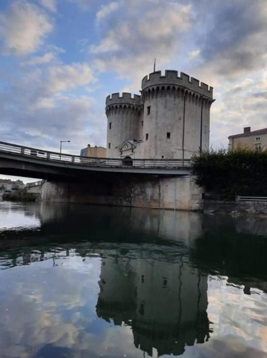 Le Gite Embarque - Gere Par Presta-Zen'Services - Barque Electrique En Supplement Verdun-sur-Meuse Exteriör bild